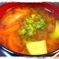 Pupinon's cooksnap of when they made ブロッコリーと人参と油揚げの味噌汁.