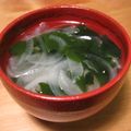 ぎまーる's cooksnap of when they made 簡単♪新たまねぎとワカメのお吸い物.
