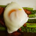 zeraniumu's cooksnap of when they made 焼きアスパラとベーコン♪温玉乗っけ.