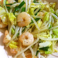 koko429's cooksnap of when they made えびともやしとニラの生姜大蒜オイ炒め.