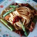makischan's cooksnap of when they made アスパラとドライトマトのガーリックパスタ.