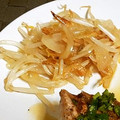 through111's cooksnap of when they made 新玉ねぎ＆モヤシ＆アミエビの和え物.