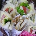 食いしんboyママ's cooksnap of when they made 母の日にありがとう”フラワーサンド”動画.