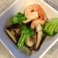 かこごん's cooksnap of when they made 海老とブロッコリーとしいたけの塩だれ炒め.