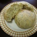 ぴょんきちぴょんこ's cooksnap of when they made 小松菜入りパン～魚肉ソーセージ入り～.