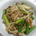 ゆ〜ぽこ☆'s cooksnap of when they made 茸とにんにくの芽のオイスターソース炒め.