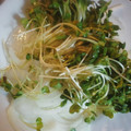 チョコツリー♪'s cooksnap of when they made 簡単！レンジだけ！新玉とカイワレのお浸し.