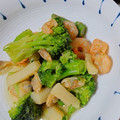 ♡Catherine's cooksnap of when they made 簡単★レタスとシーフードのコンソメ酒蒸し.