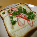 リらっくま's cooksnap of when they made 香り箱で作るカニカマチーズトースト.