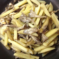 春風桃之介's cooksnap of when they made じゃがいもと舞茸の炒めもの.