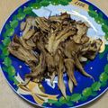 ラリー＆サラ's cooksnap of when they made 簡単にもう１品(๑• •๑)焼き舞茸～♪.