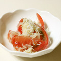 つかのんちゃん's cooksnap of when they made 新玉ねぎで♪トマトとしらすのマリネ.