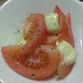 おろくにける's cooksnap of when they made 簡単おつまみ＊トマトのカプレーゼ.