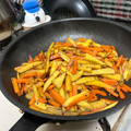 め目め's cooksnap of when they made さつまいもとにんじんのごまきんぴら.