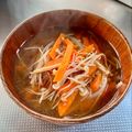 azbjbn's cooksnap of when they made 人参とえのき★味噌汁.