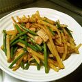 うなちょ's cooksnap of when they made にんにくの芽とじゃがいも☆カレー炒め.