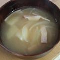サーフブレイド's cooksnap of when they made ベーコン入りじゃが芋と玉葱の味噌汁.
