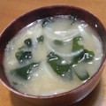 サーフブレイド's cooksnap of when they made 我が家では定番☆わかめと玉葱の味噌汁.