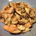 marineのママ's cooksnap of when they made サーモンと椎茸の炒め.