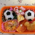 ゆーずりょん's cooksnap of when they made キャラ弁☆おにぎり６・サッカーボール.