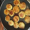 えまんぼう's cooksnap of when they made 残念な焼き芋消費に…さつまいも餅♪.