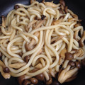 aromacaron's cooksnap of when they made 簡単！きのこのバター醤油焼きうどん.