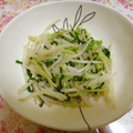 yunikka's cooksnap of when they made 塩麹で*+もやしとにらのコクウマ炒め*+.