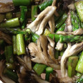 りさりー's cooksnap of when they made 便秘解消！アスパラと舞茸のバター炒め.