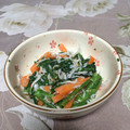 ヒカルノ's cooksnap of when they made 春菊とにんじんとしらすのごまだれあえ.