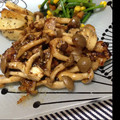 くろうさ００７'s cooksnap of when they made 鶏ときのこのガリバタ・マスタード炒め.