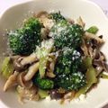 risako33's cooksnap of when they made 簡単・ブロッコリーときのこのチーズ炒め.