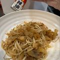 ٩(^‿^)۶'s cooksnap of when they made ☼カリカリ鶏皮ともやしのラー油炒め.