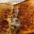 くりりん、茶人's cooksnap of when they made 簡単 フィリーチーズステーキサンド.