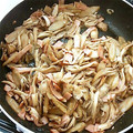 しおしおれんじ's cooksnap of when they made ソーセージとごぼうと舞茸のみそマヨ炒め.