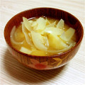 yuka119's cooksnap of when they made 新じゃがいもと玉ねぎとワカメの味噌汁.
