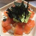 シャイニーデイ's cooksnap of when they made アボカドとスモークサーモン丼.