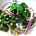 しゅんぎく♪'s cooksnap of when they made つるむらさきとわかめの中華風おひたし.