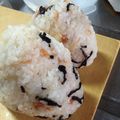 イシス女神's cooksnap of when they made チーズと梅干しと塩昆布のお結び.