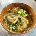 azbjbn's cooksnap of when they made 玉葱とわかめとお揚げの味噌汁.