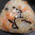 ４番目's cooksnap of when they made 鮭フレーク＆塩こんぶのおにぎり.