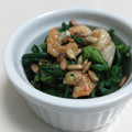 ３児ママCafe's cooksnap of when they made 春菊とキムチ、松の実の和え物.