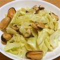 ひろにゃーん's cooksnap of when they made ムール貝とキャベツのワイン蒸し.
