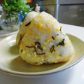 yukiじるし's cooksnap of when they made 野沢菜と炒り卵のおにぎり.