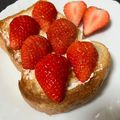 そらいろ猫's cooksnap of when they made いちごとクリームチーズ☆トースト.