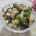 miyuki12's cooksnap of when they made ブロッコリーと白しめじ塩こんチーズサラダ.