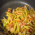 彩音ｍａｍａ's cooksnap of when they made 大根の皮とベーコンの炒め物.