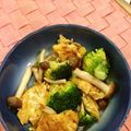 ひろむず's cooksnap of when they made しめじとブロッコリーの卵炒め.