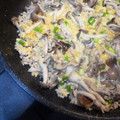 みるくてぃー*'s cooksnap of when they made 鶏挽肉としめじの卵とじ.