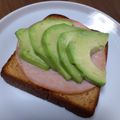 ponnko's cooksnap of when they made シンプルに☆アボカドとハムのトースト.