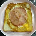 みらりん☆'s cooksnap of when they made フライパンひとつで簡単ハムエッグトースト.